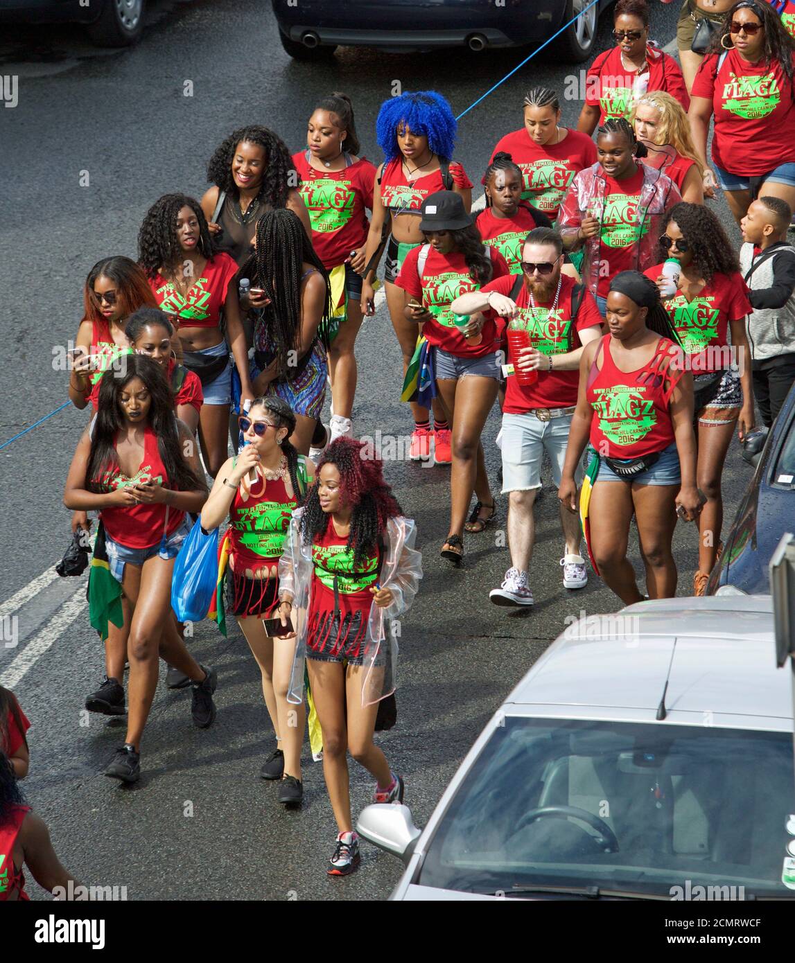 Große Parade von kostümierten Menschen an Nottinghill Karneval in London, Großbritannien Stockfoto