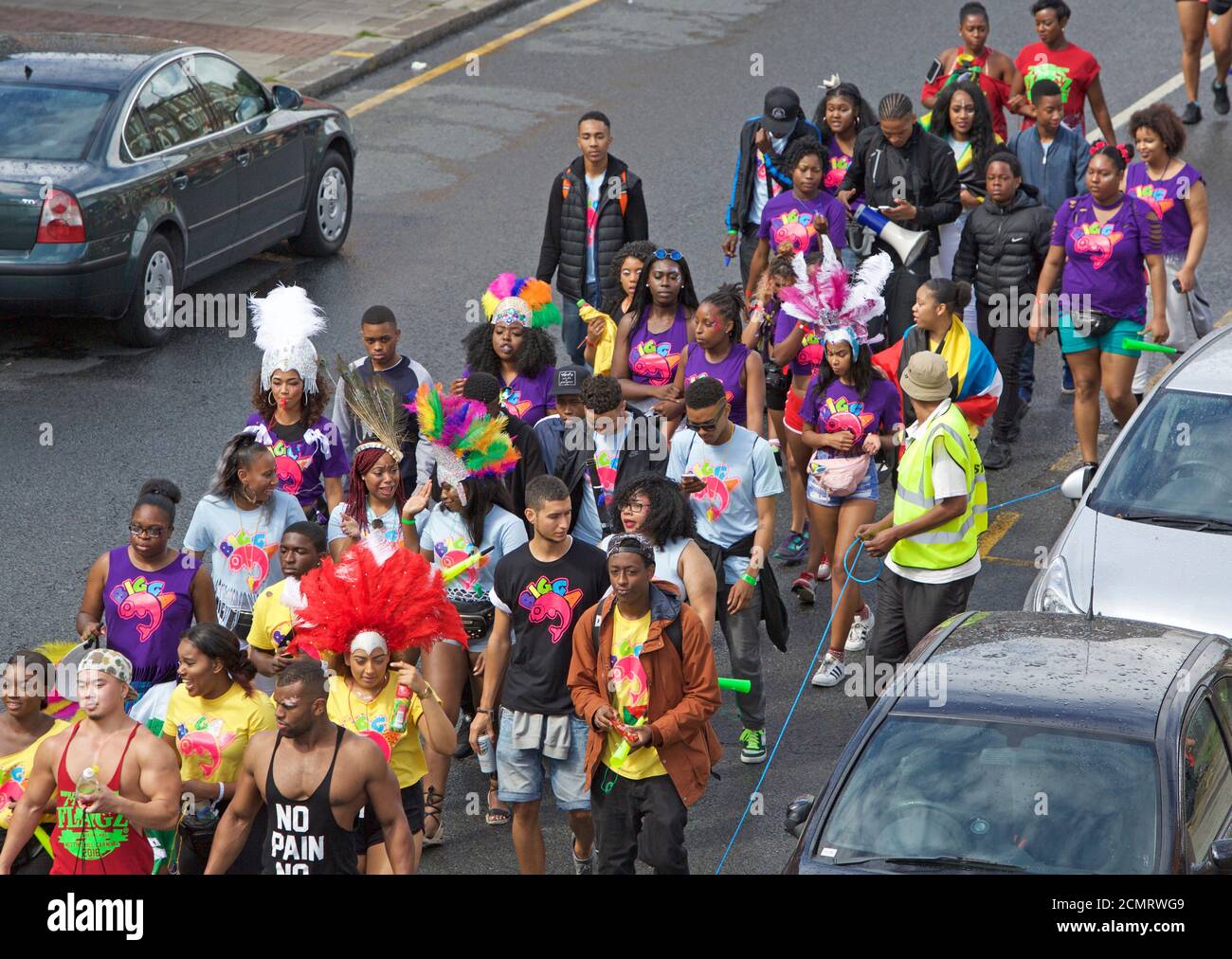 Große Parade von kostümierten Menschen an Nottinghill Karneval in London, Großbritannien Stockfoto