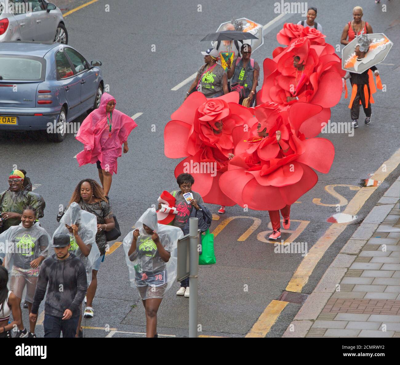 Große Parade von kostümierten Menschen an Nottinghill Karneval in London, Großbritannien Stockfoto