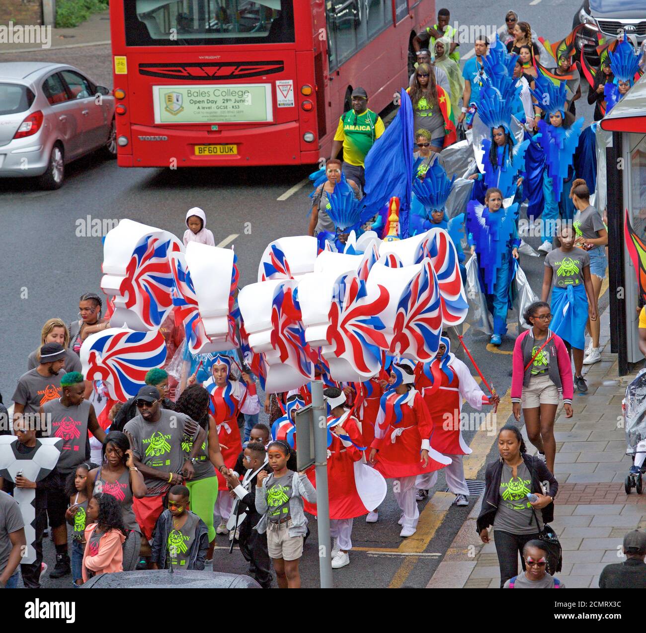 Große Parade von kostümierten Menschen an Nottinghill Karneval in London, Großbritannien Stockfoto