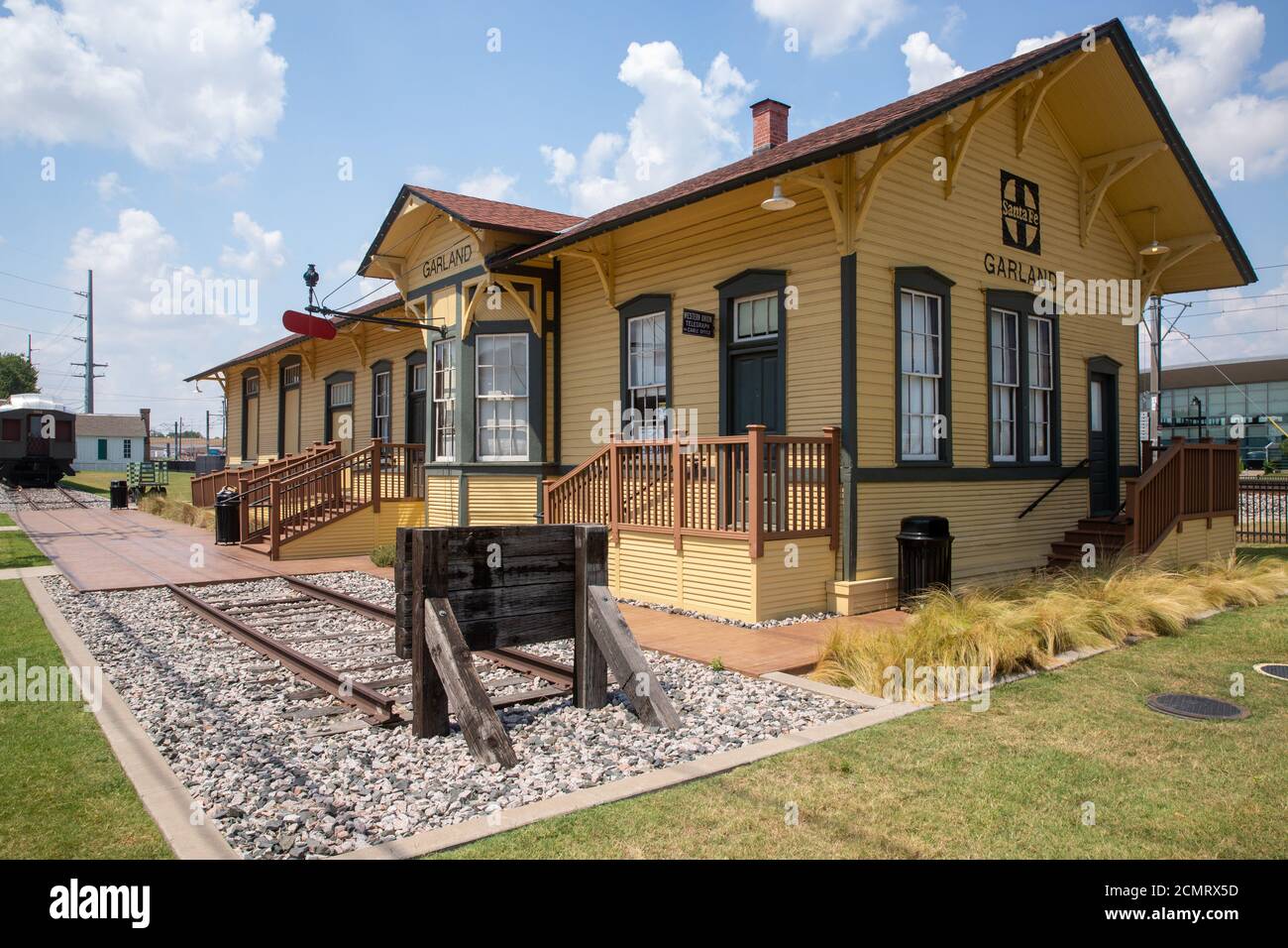 Das 1901 Santa Fe Depot in Garland Texas wurde von der Gulf, Colorado & Santa Fe Railroad gebaut. Stockfoto