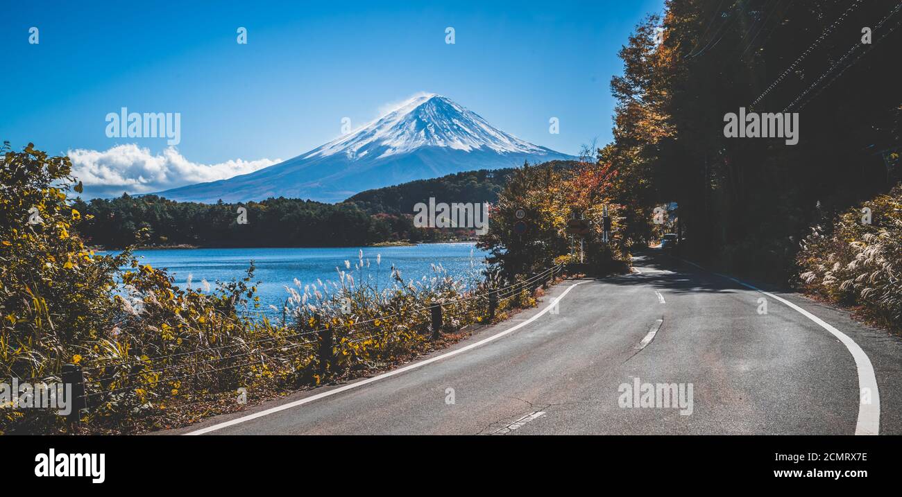 MT Fuji in Japan und Autobahnseite des Kawaguchiko-Sees. Reisen und Tourismus auf der Straße in Japan. Stockfoto