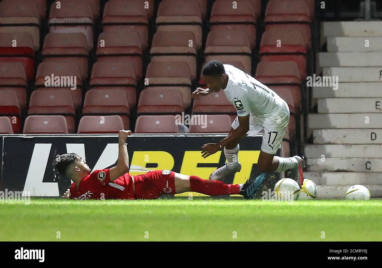 Callum James Roberts von Connah's Quay Nomads (links) tritt Dinamo Tiflis Pernambuco für einen Elfmeterstoß während der UEFA Europa League, dem zweiten Qualifying Round-Spiel auf dem Pferderennbahn-Gelände, Wrexham, an. Stockfoto