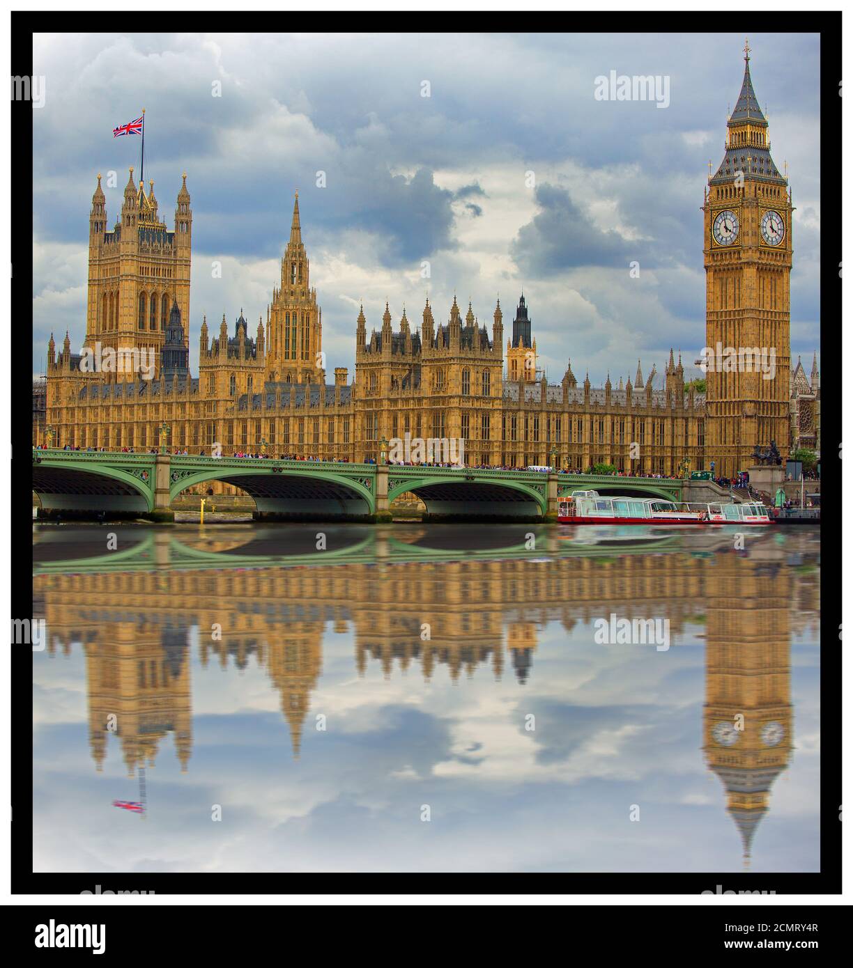 Big Ben und die Houses of Parliament an der Themse mit schöner Wasserspiegelung und bewölktem Himmel. London, Großbritannien Stockfoto