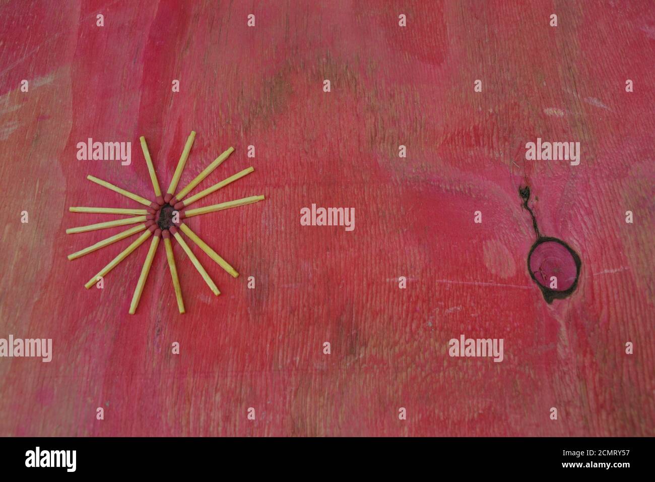 Streichhölzer, in Kreisen, in rotem Holz, im konzeptuellen Foto- und Kopierraum, Holzhintergrund, Brasilien, Südamerika Stockfoto