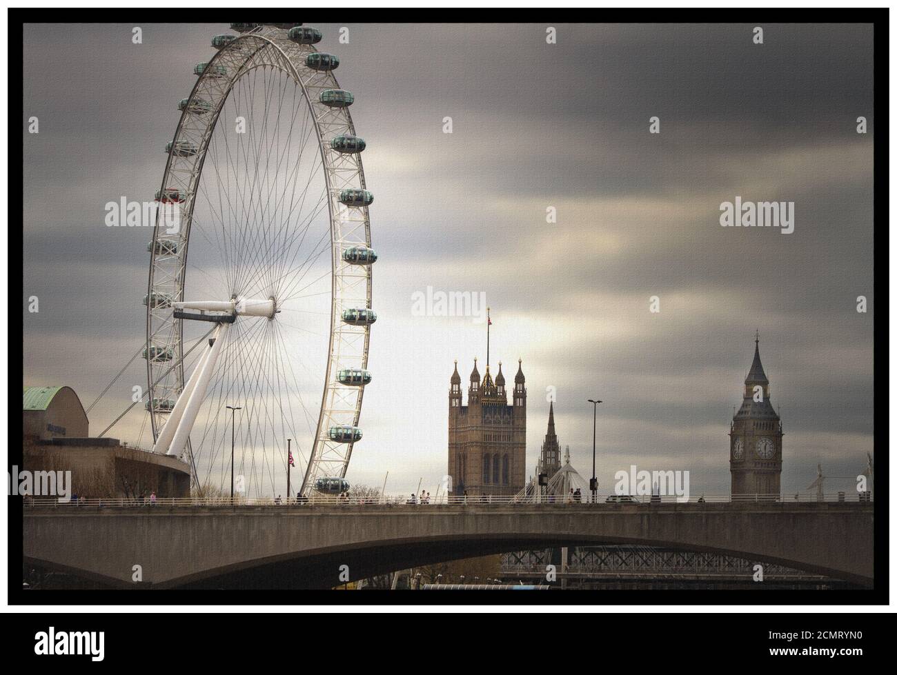 Landschaftsansicht von London Eye und Houses of Parliament gegen Ein dunkler Himmel Stockfoto