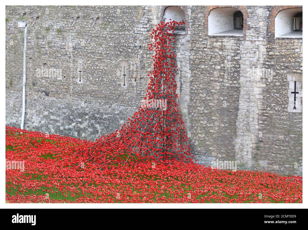 Erster Jahrestag des Ersten Weltkriegs im Tower of London, mit Tausenden von Keramik-Mohnblumen, die jedes im Krieg verlorene Leben darstellen, 2014 Stockfoto