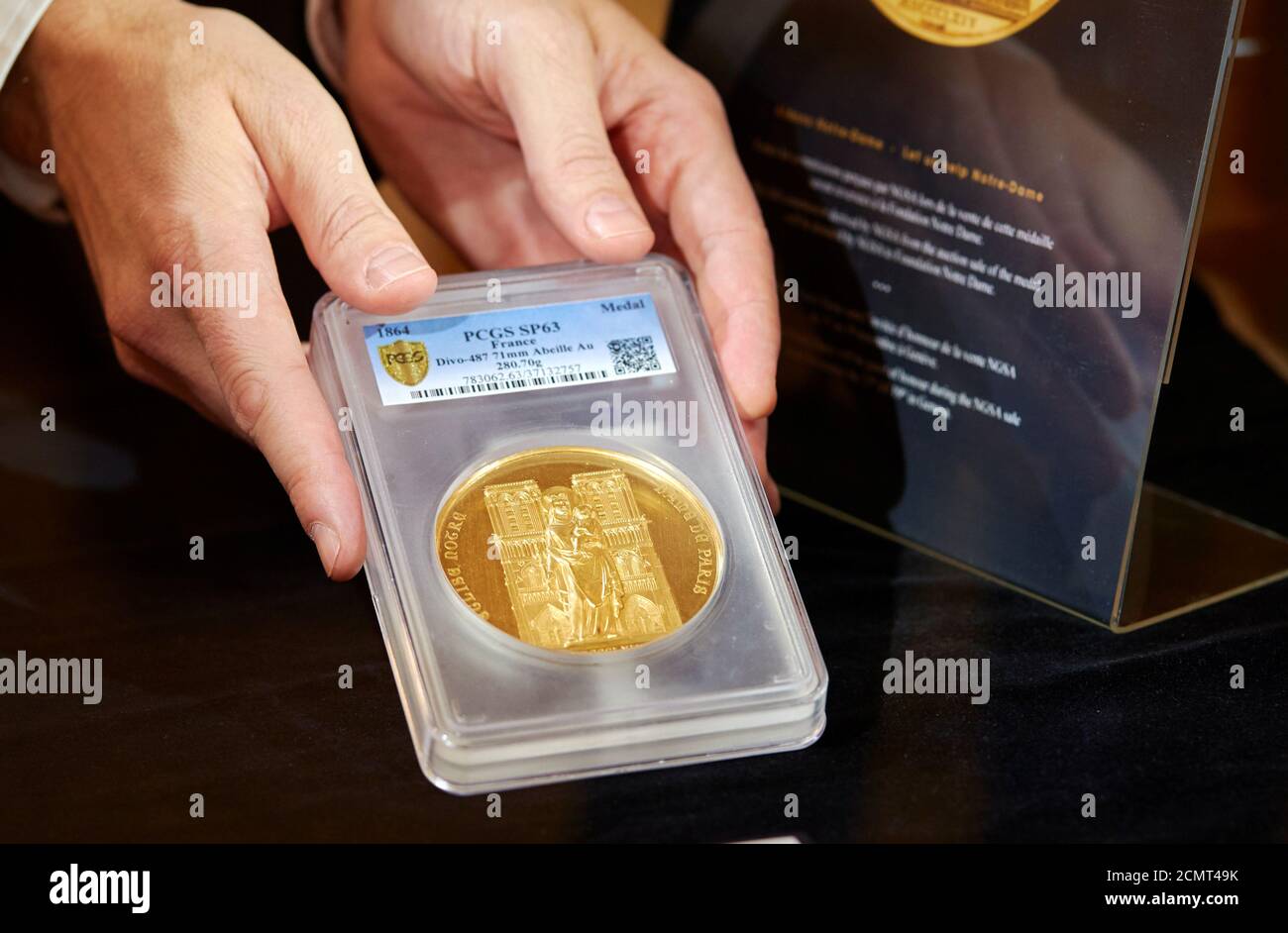 Eine 280g Goldmedaille, die Notre Dame darstellt und bei einer Auktion zum Verkauf kommt, ist während einer Vorschau auf der Numismatica Genevensis in Genf, Schweiz, 18. November 2019 abgebildet. REUTERS/Denis Balibouse Stockfoto