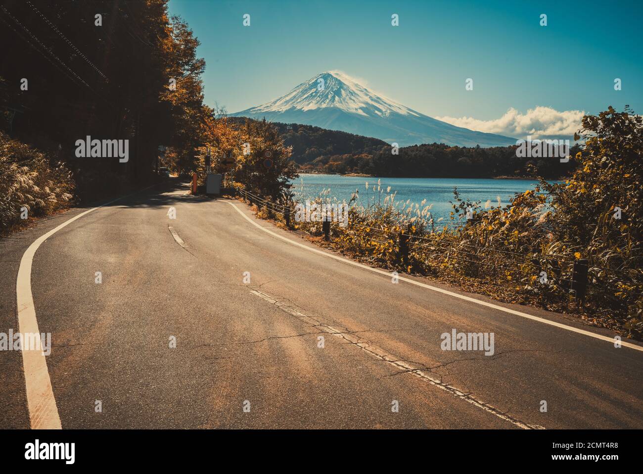 MT Fuji in Japan und Autobahnseite des Kawaguchiko-Sees. Reisen und Tourismus auf der Straße in Japan. Stockfoto