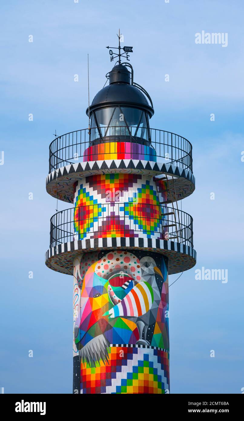 Cabo de Ajo Leuchtturm gemalt vom Maler Okuda San Miguel, spezialisiert auf Urban Art. Ajo, Bareyo Gemeinde, Kantabrien, Kantabrischen Meer, Spanien, Stockfoto