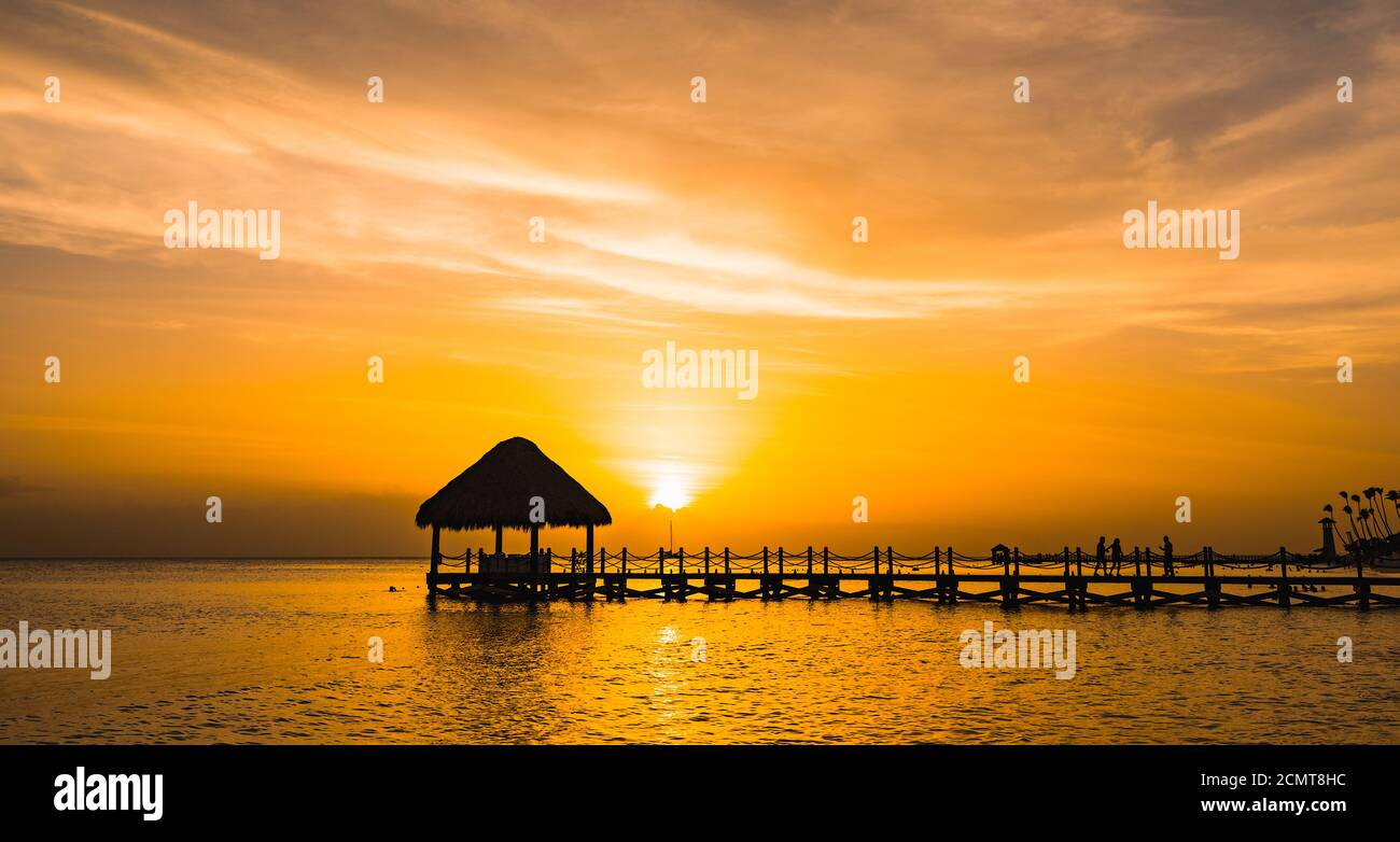 Schöner oranger Sonnenuntergang am Meer mit einem Pier Stockfoto