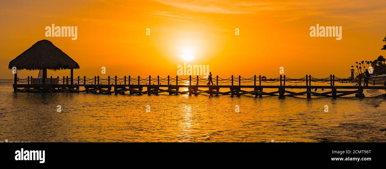 Schöner oranger Sonnenuntergang am Meer mit einem Pier Stockfoto