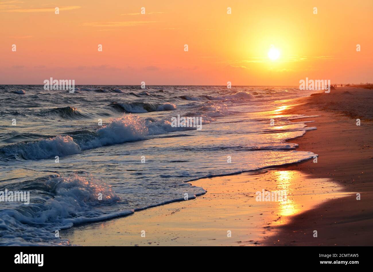 Goldener Sonnenuntergang über der Schwarzmeerküste. Cherson Region, Ukraine. Stockfoto