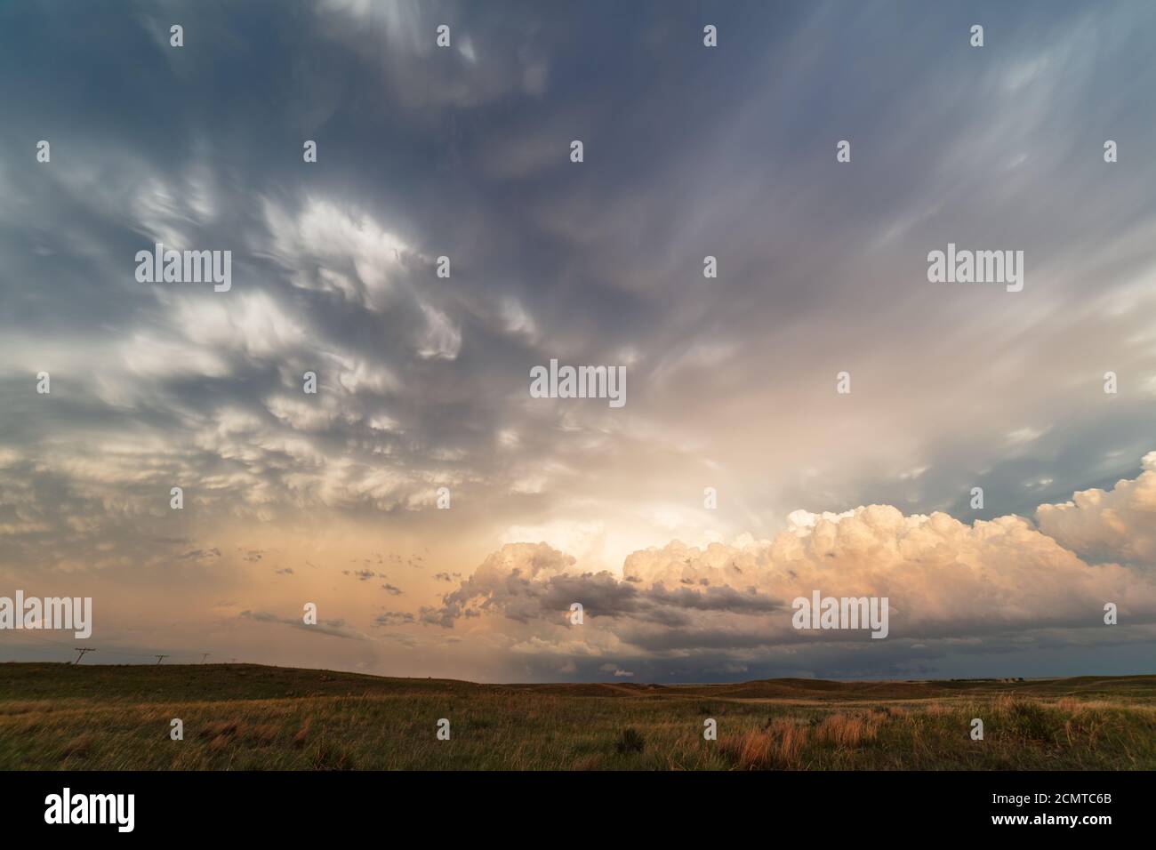 Dramatischer Sonnenuntergang Himmel mit Sturmwolken in der Nähe von Gordon, Nebraska Stockfoto