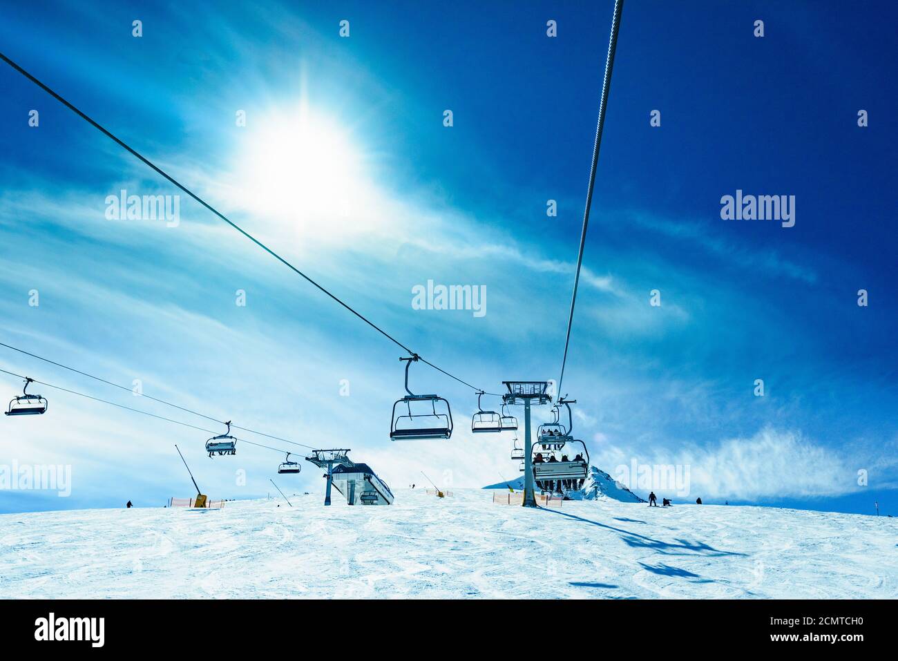 Sessellift für Skifahrer am Seil Stockfoto