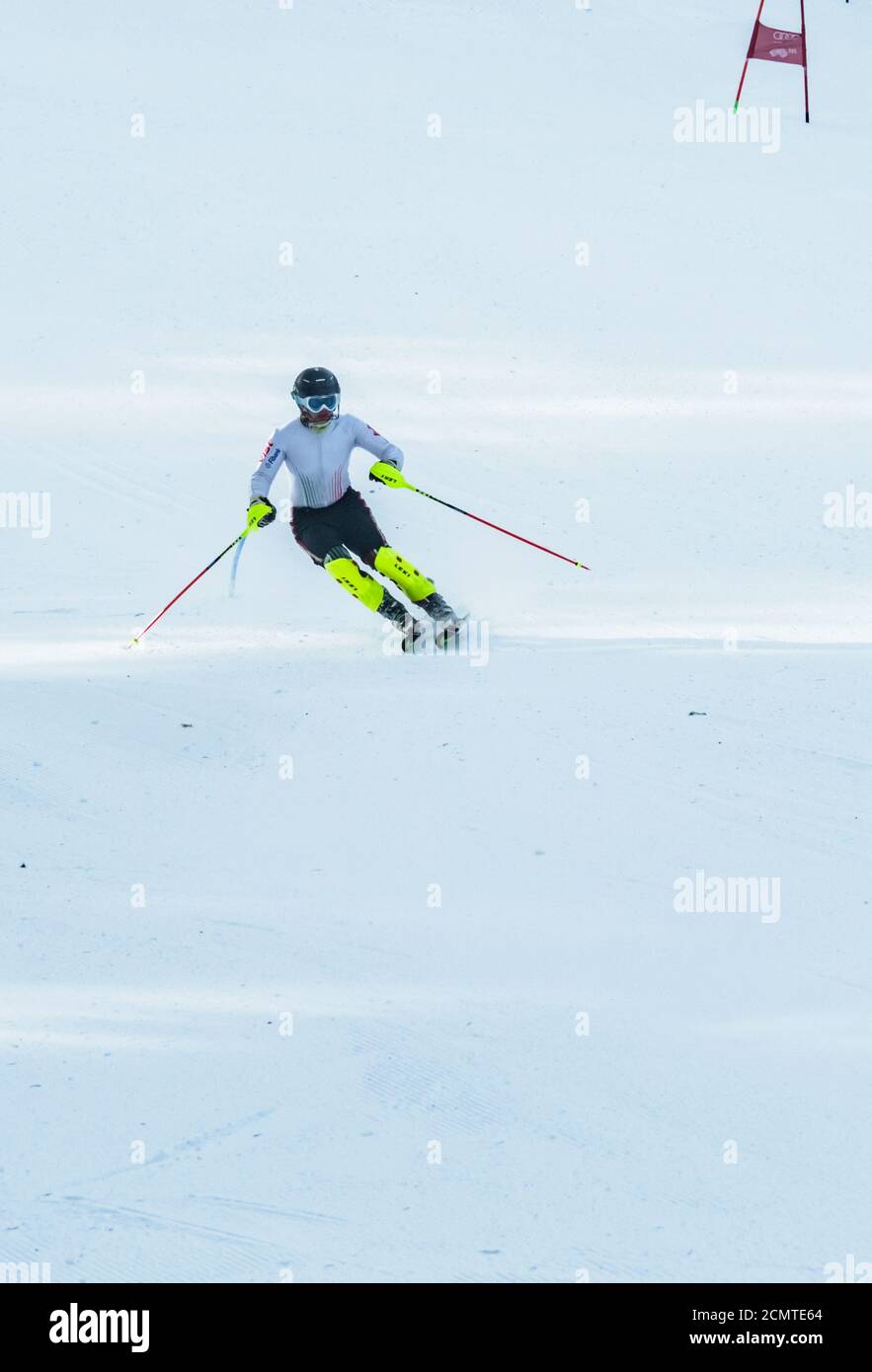 Skifahrer, die den Berg hinunterfahren Stockfoto
