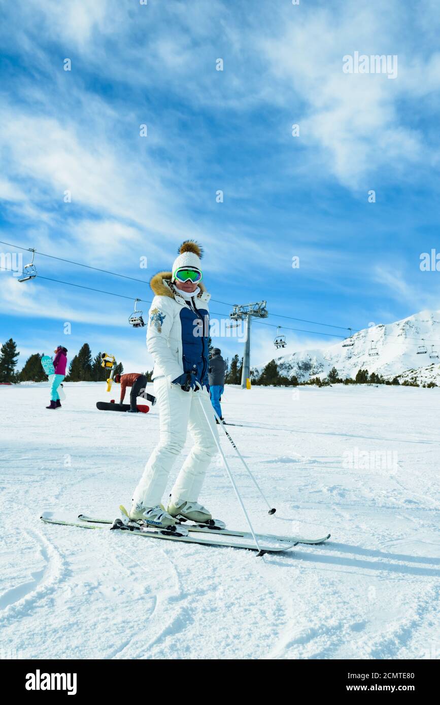 Frau auf Skiern während der Wintersaison. Stockfoto