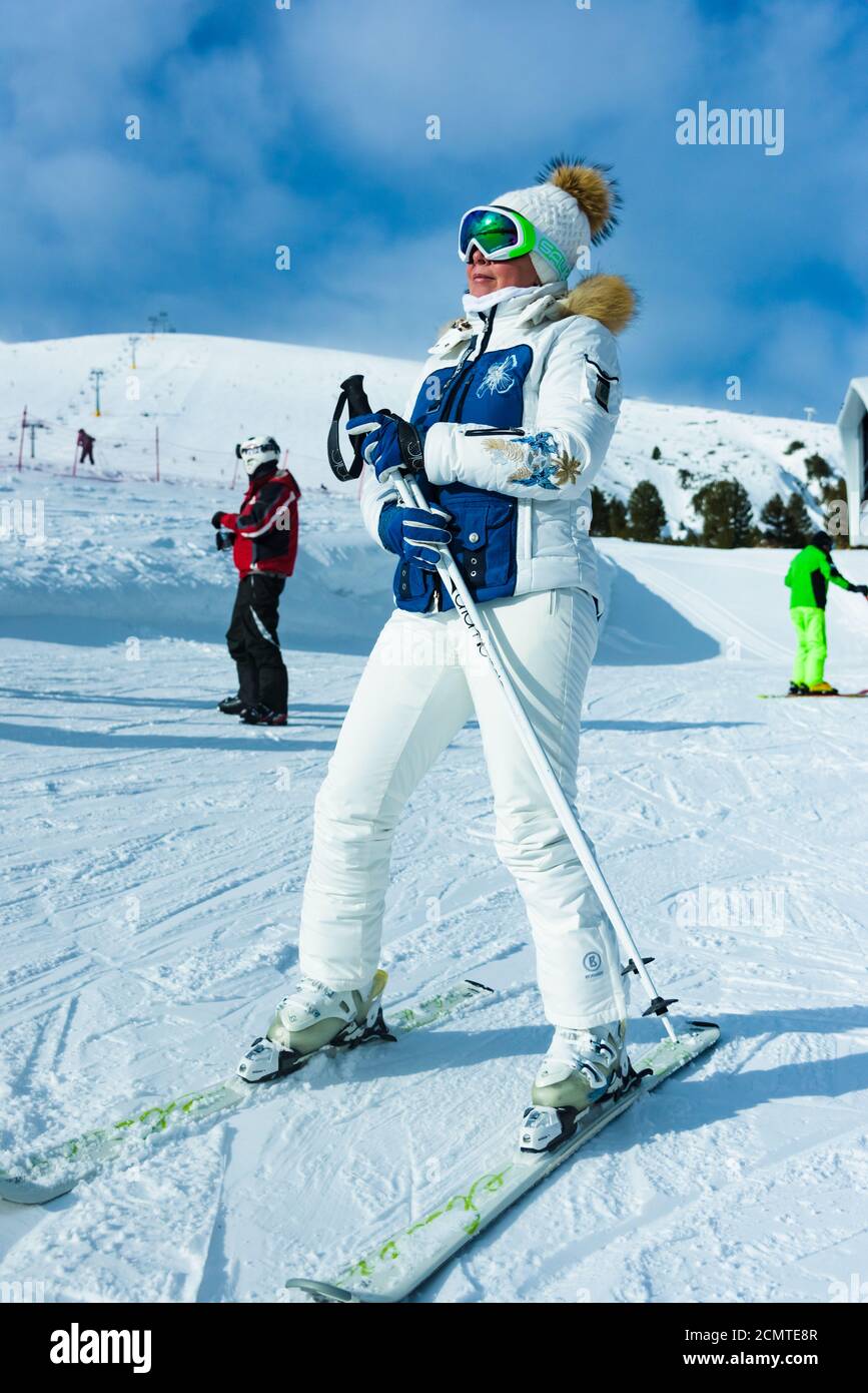 Frau auf Skiern während der Wintersaison. Stockfoto