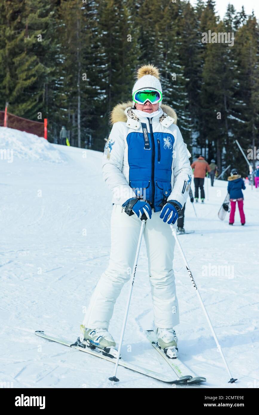Frau auf Skiern während der Wintersaison. Stockfoto