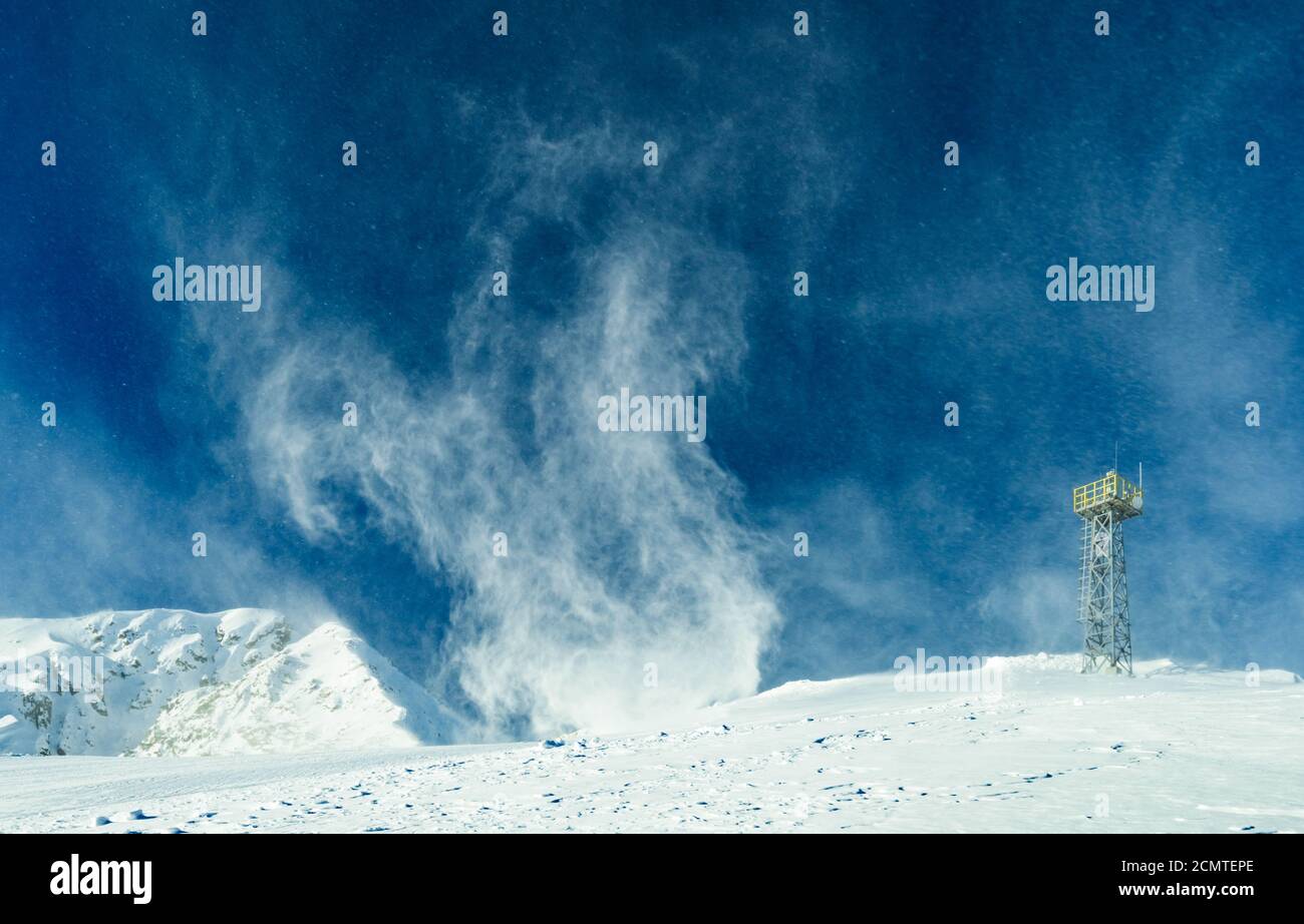 Schneesturm in den Bergen Stockfoto