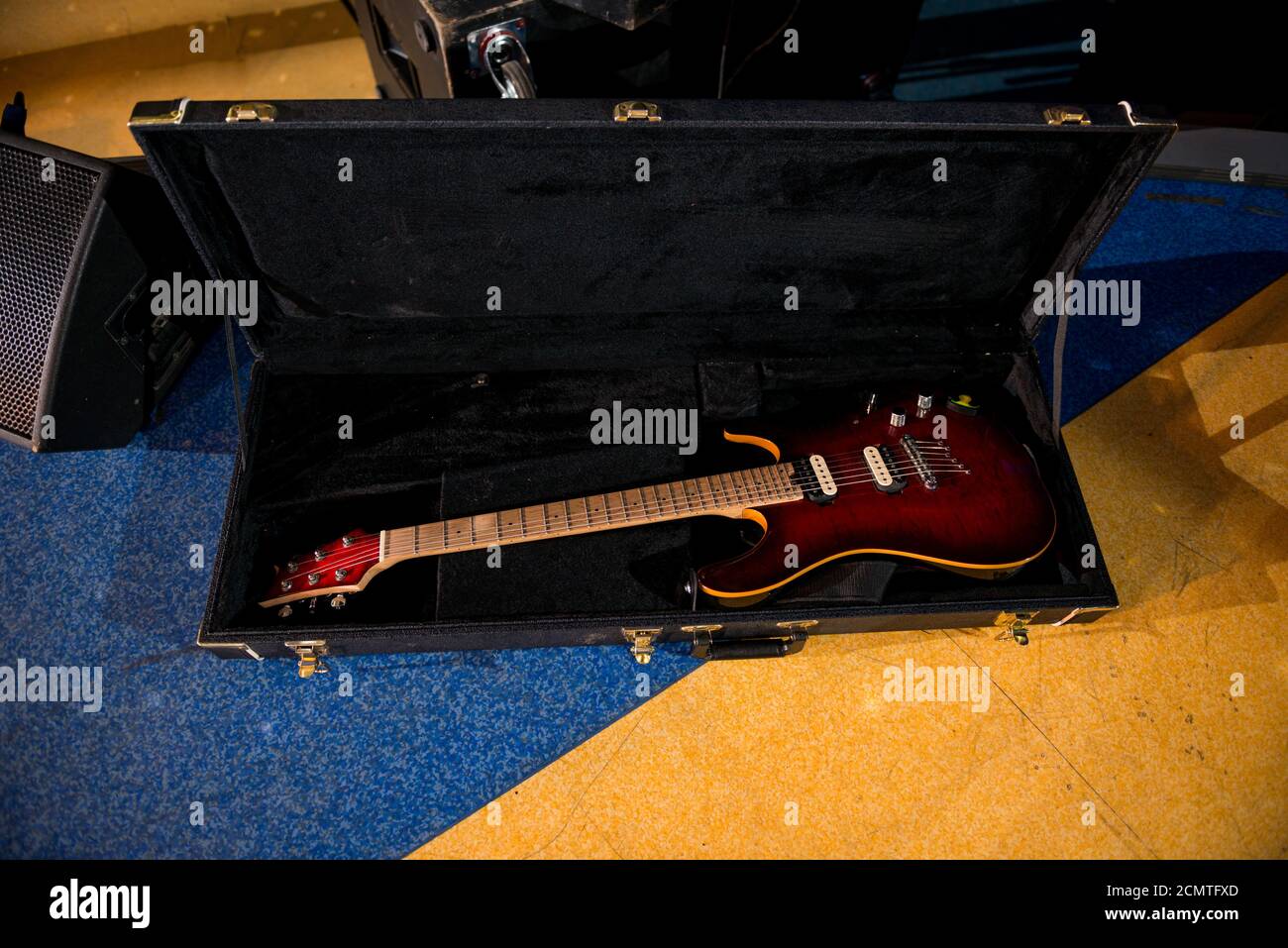 E-Gitarre im offenen Cover auf einer Bühnenperfomance Stockfoto