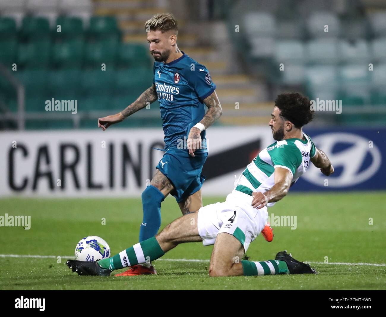 Roberto Lopes von Shamrock Rovers (rechts) fordert Samu Castillejo von AC Mailand während der UEFA Europa League, dem zweiten Qualifying Round-Spiel im Tallaght Stadium, Tallaght, heraus. Stockfoto