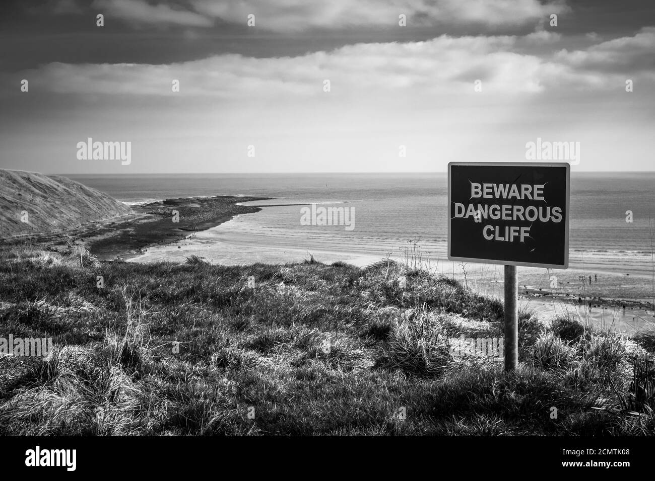 Ein gefährliches Felsschild in der Nähe von Filey Brigg. Stockfoto