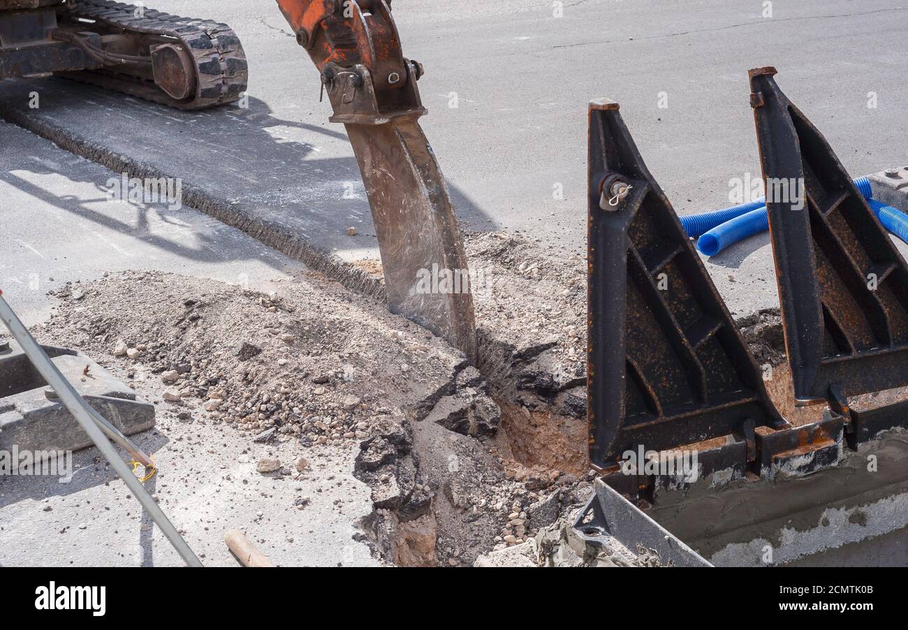 Arbeiter-Movemen regelt den Verkehr von Fahrzeugen in einer Kreuzung Betroffen von Bauarbeiten an der Glasfaserleitung Stockfoto