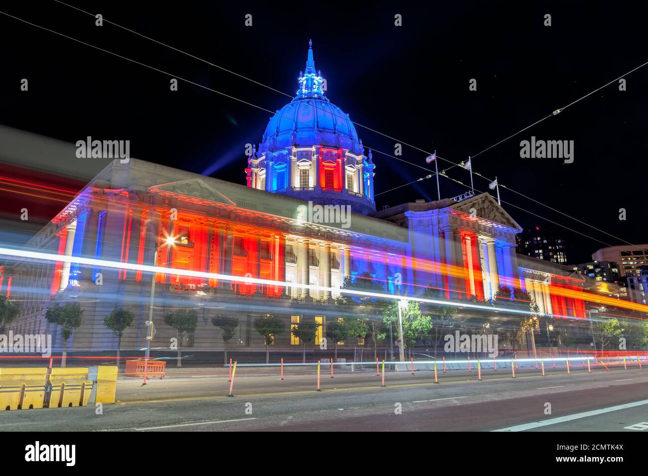 San Francisco City Hall leuchtet in rot, weiß und blau zu Ehren der amerikanischen Flagge auf National Flag Day, Independence Day, Kalifornien, USA. Stockfoto