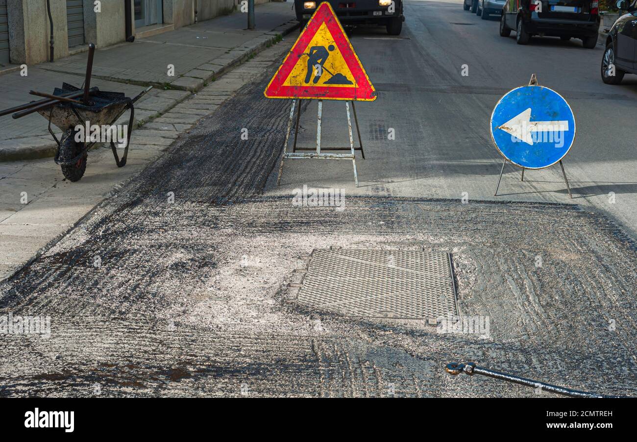 Arbeiter-Movemen regelt den Verkehr von Fahrzeugen in einer Kreuzung Betroffen von Bauarbeiten an der Glasfaserleitung Stockfoto