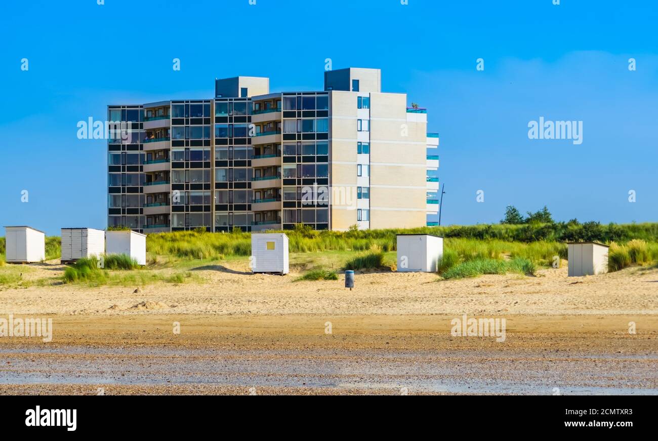 Schöner Strand von Breskens mit Hütten und Wohnungen Gebäude im Hintergrund, Dutch Architecture, Zeeland, Niederlande Stockfoto