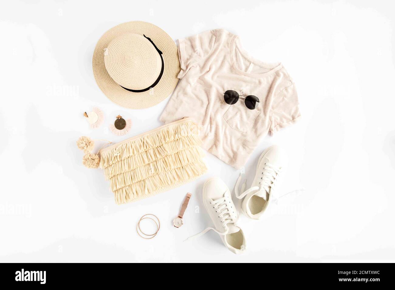 Frau Sommerkleidung Reise, Collage auf weißem Hintergrund. Strohhut, Tasche, Sonnenbrille und Turnschuhe. Draufsicht, flach liegend Stockfoto