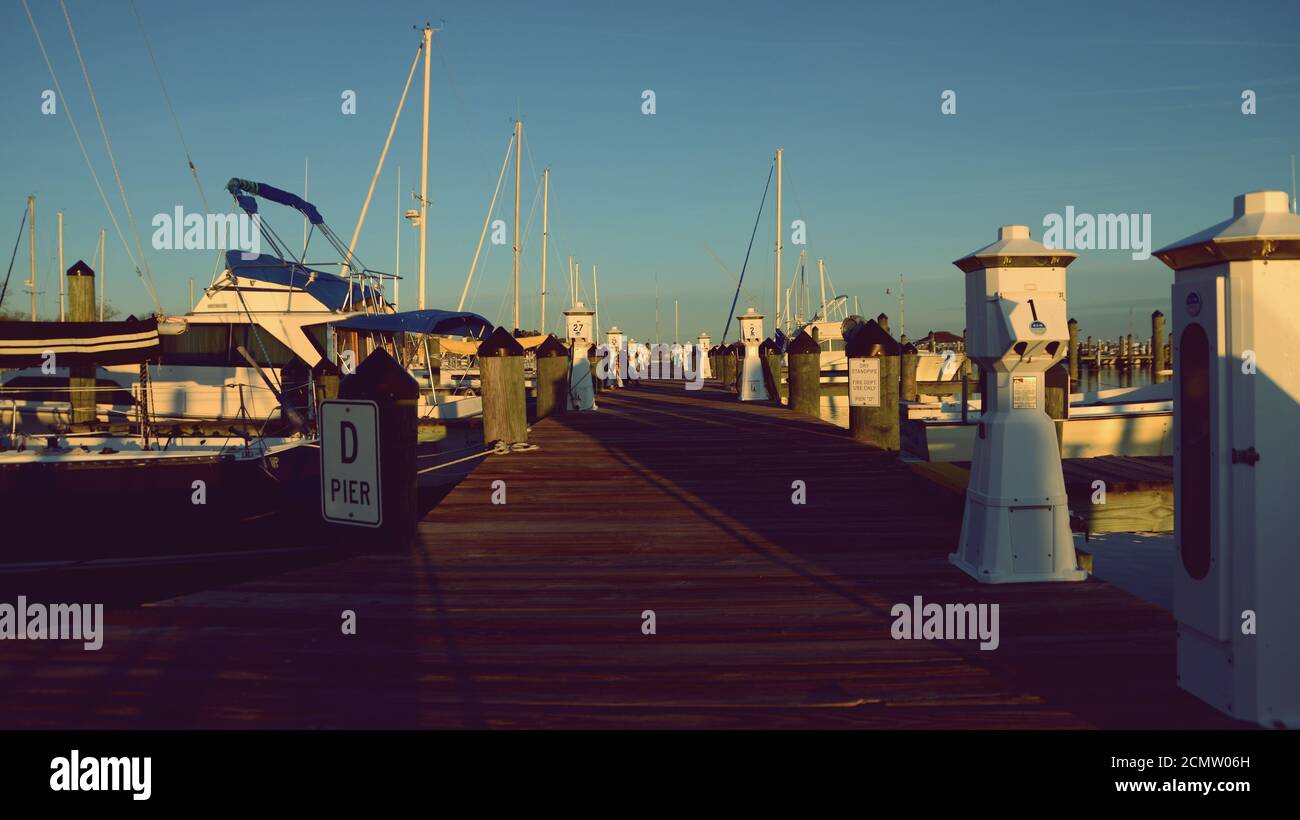 Small Harbour bei frühmorgendem Licht mit Blick auf den Pier Stockfoto