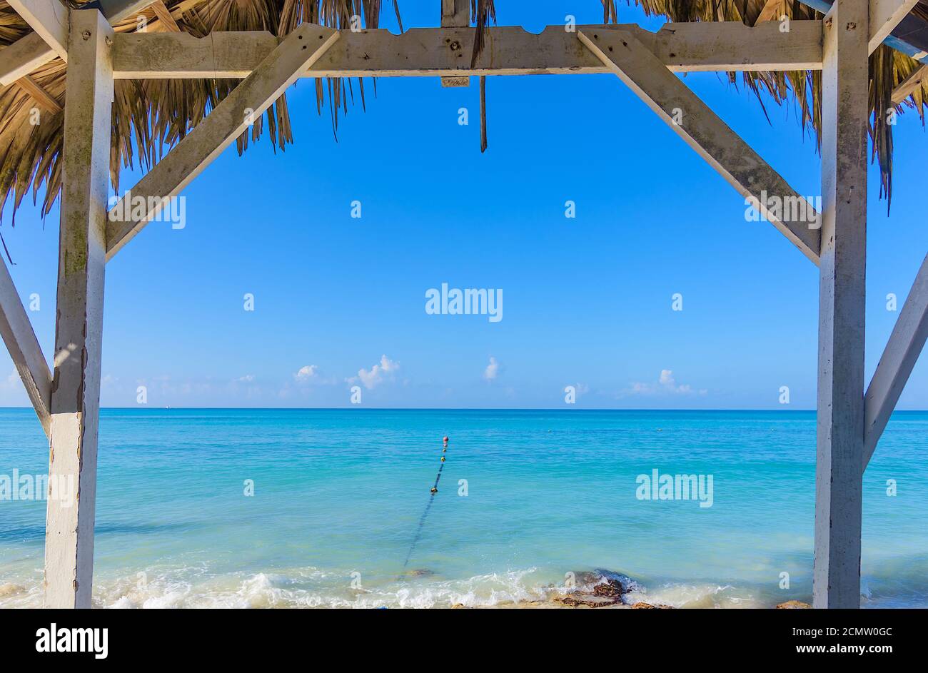 Heißen, tropischen Tag das Karibische Meer Pier mit Pergola Stockfoto