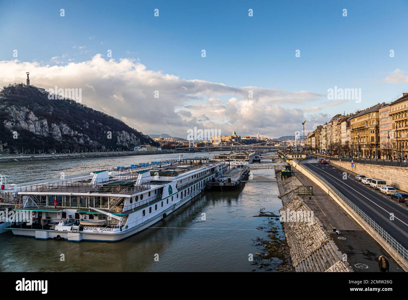 Donauschiffe in Budapest, Ungarn Stockfoto