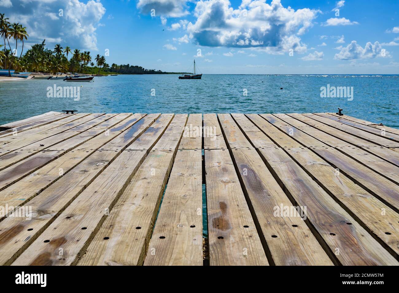 Holzbrücke ragt aus dem Meer Dominikanische Republik Stockfoto