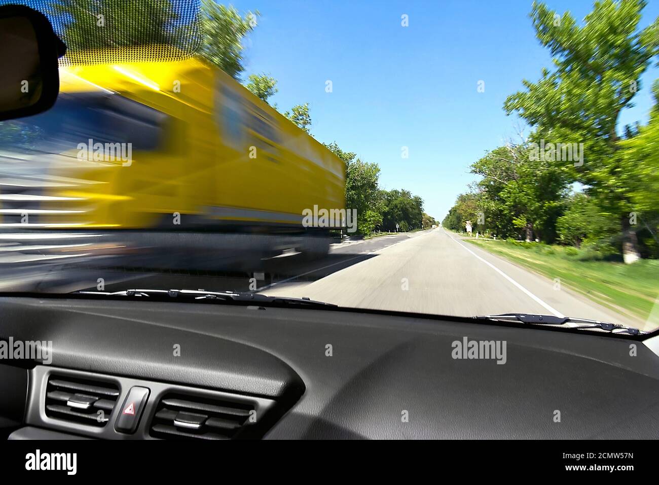 Auf die Geschwindigkeit der Bewegung der LKW auf der Straße aus dem Fenster eines entgegenkommenden Autos verschwommen Stockfoto