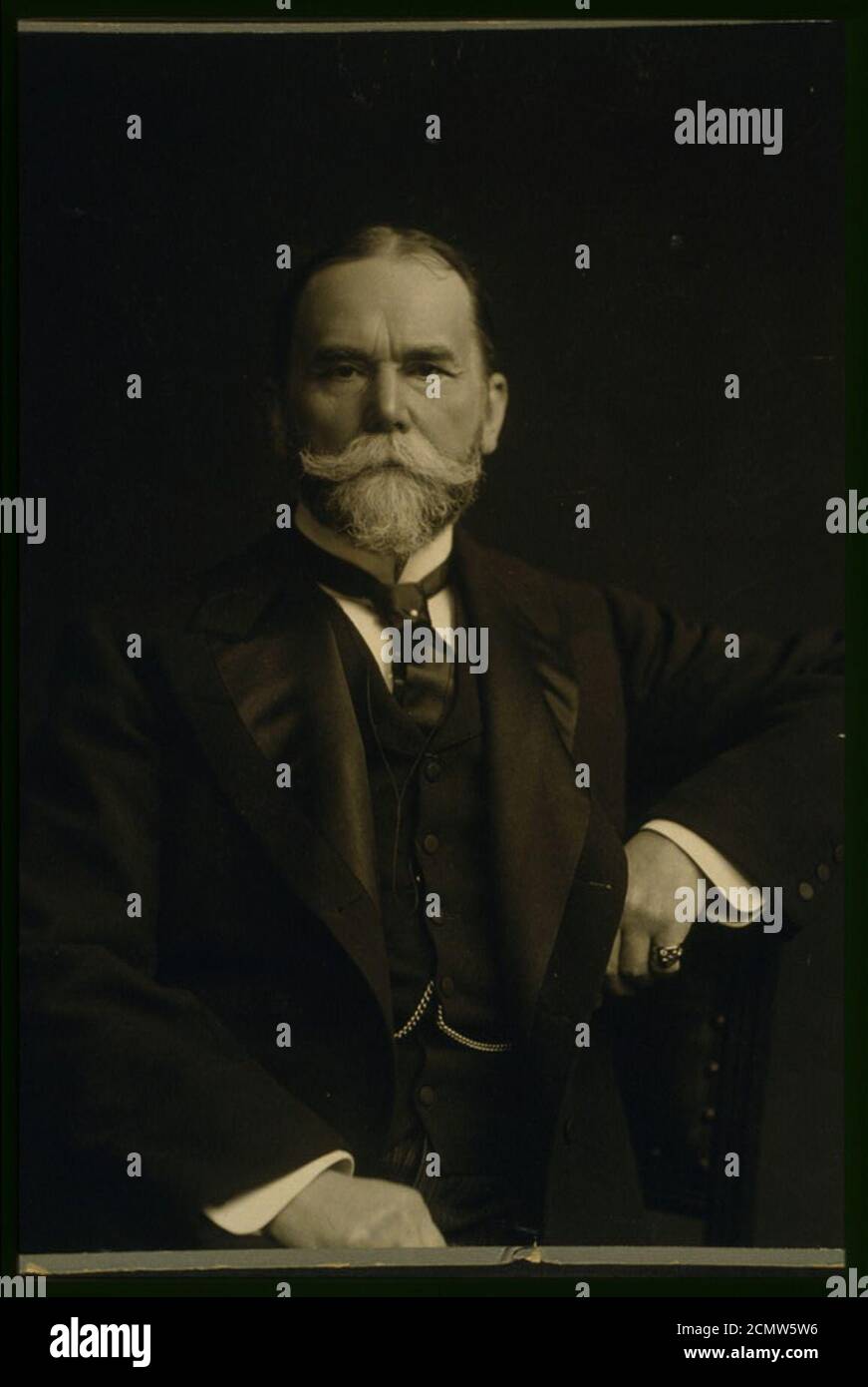 John Hay, halblanges Porträt, sitzend, nach vorne zeigend, linker Arm auf der Rückseite des Stuhls ruhend Stockfoto