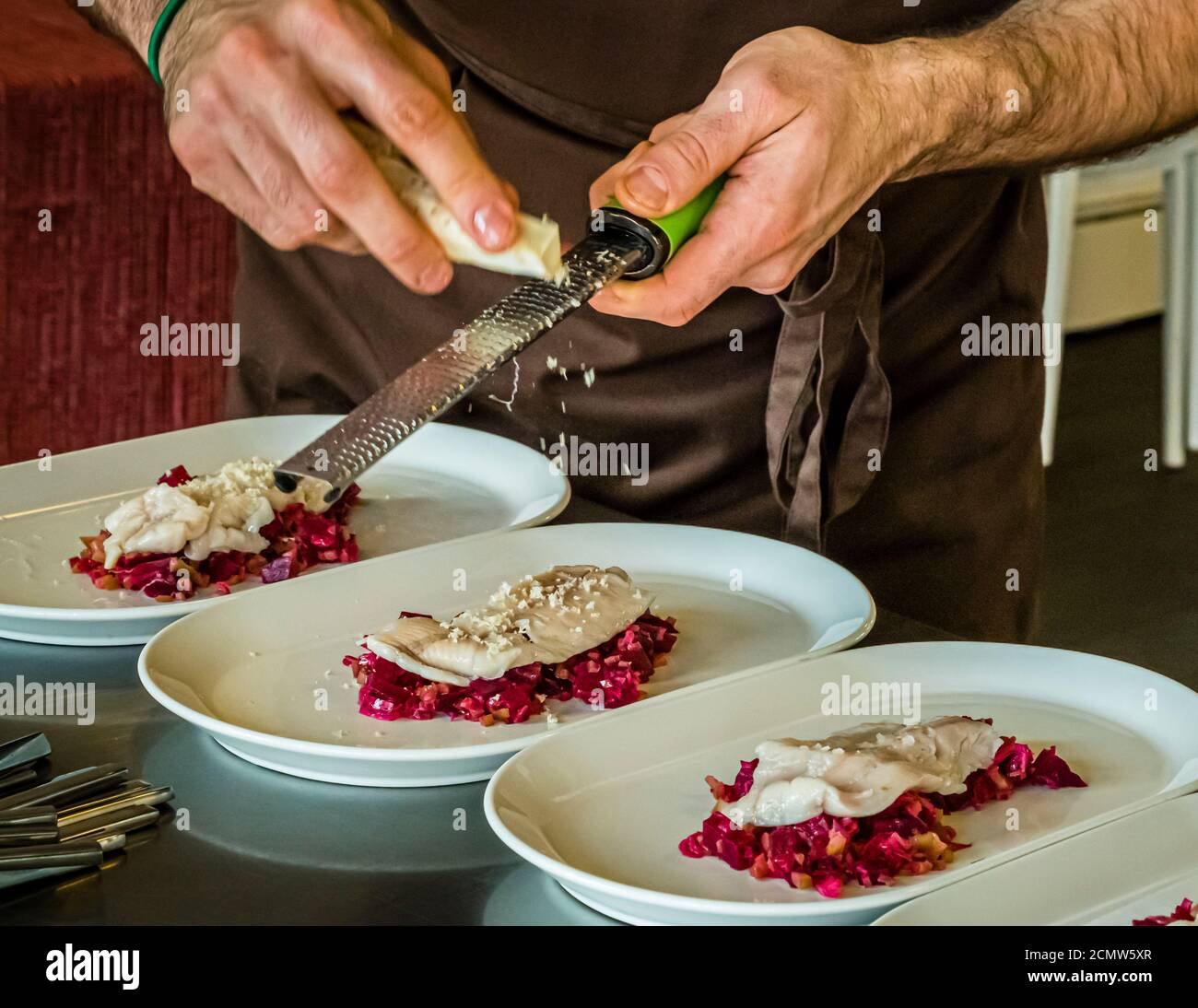 Forelle auf Rübensalat mit Meerrettich. Das kulinarische Institut von Budapest mit dem professionellen Koch Lászlo Papdi gibt Anweisungen Stockfoto