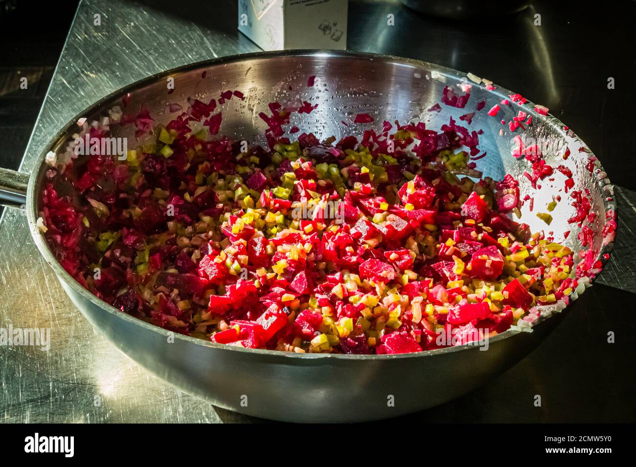 Forelle auf Rübensalat mit Meerrettich. Das kulinarische Institut von Budapest mit dem professionellen Koch Lászlo Papdi gibt Anweisungen Stockfoto