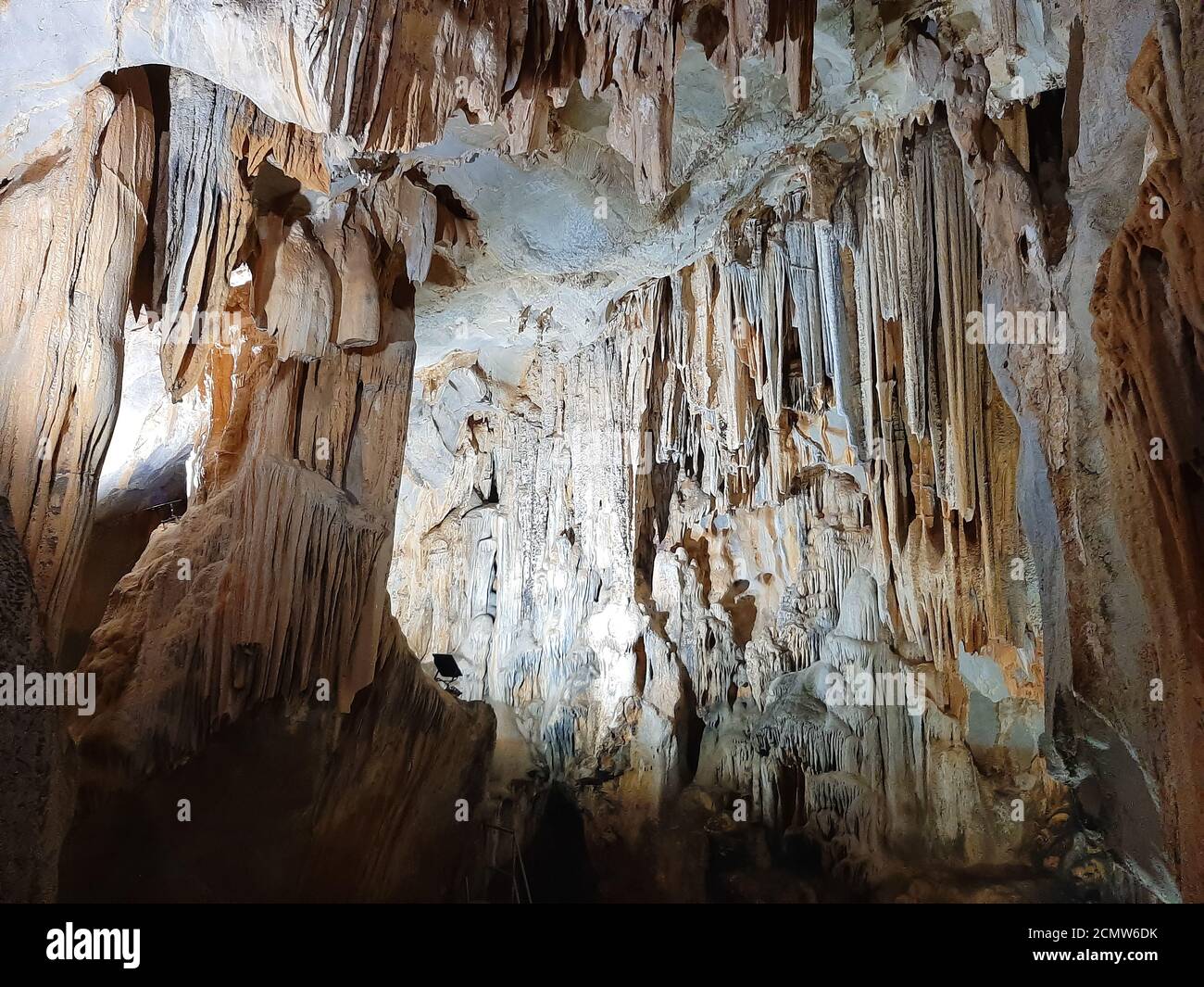 Stalaktiten und Stalagmiten in einer Karsthöhle Stockfotografie Alamy