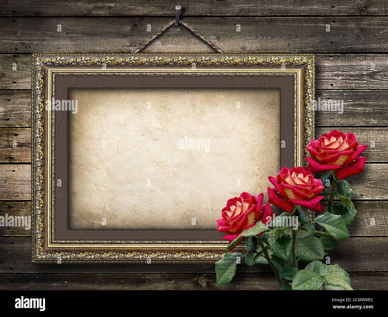 Alte Vintage-Rahmen für Fotos und ein Strauß roter Rosen Stockfoto