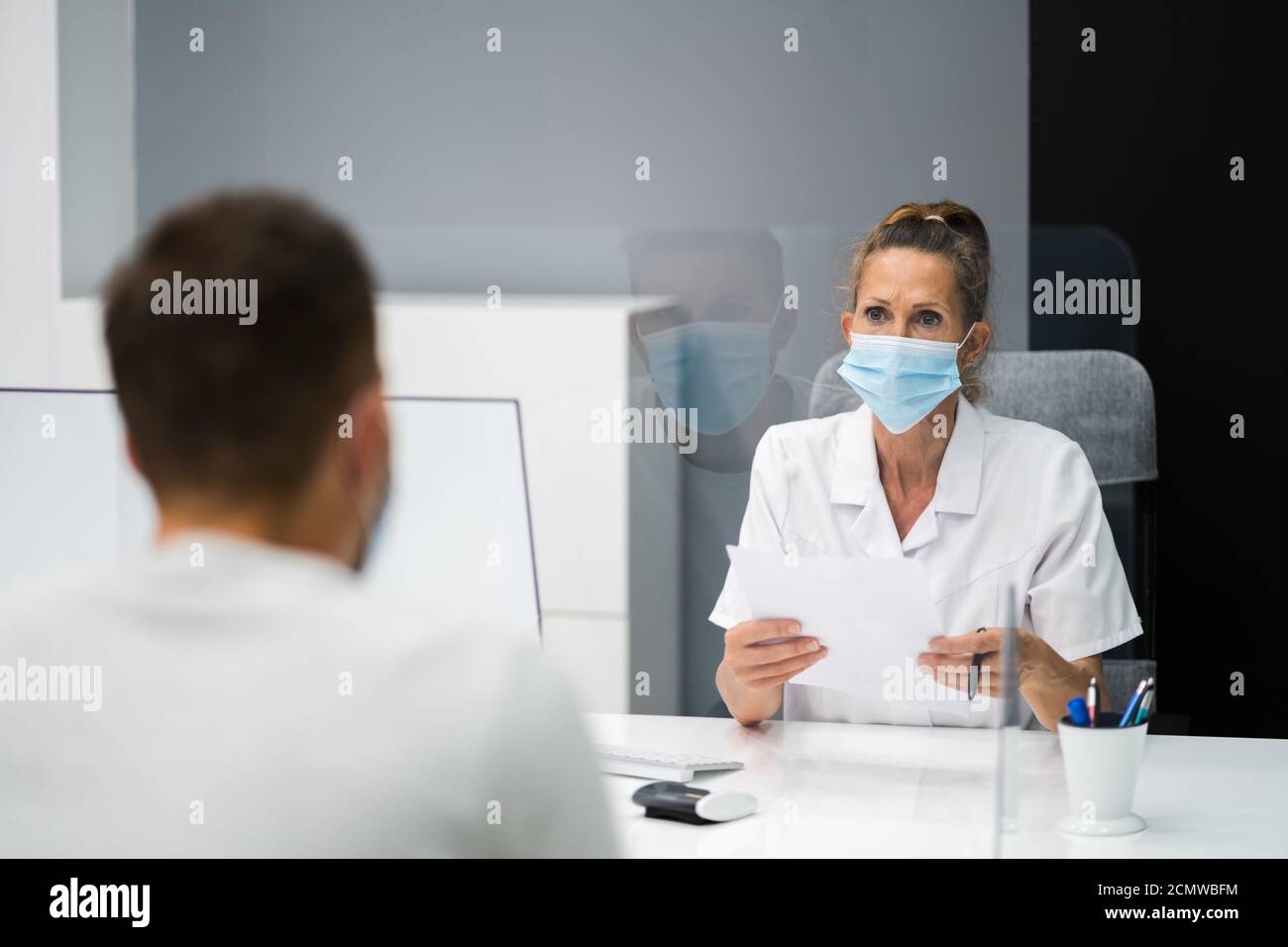 Arzt Im Krankenhaus Healthcare Consultant Meeting Mit Gesichtsmaske Stockfoto