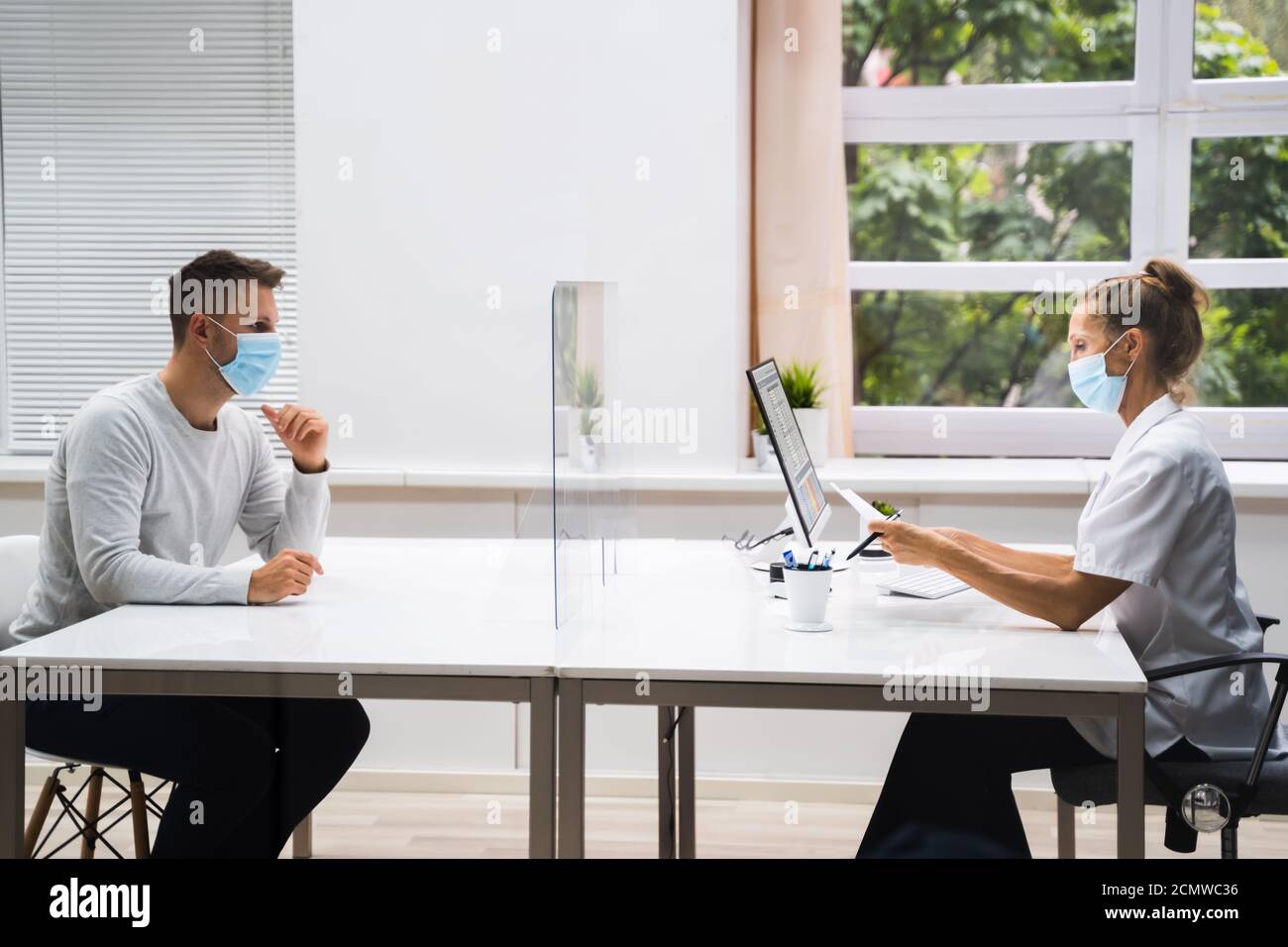Arzt Im Krankenhaus Healthcare Consultant Meeting Mit Gesichtsmaske Stockfoto