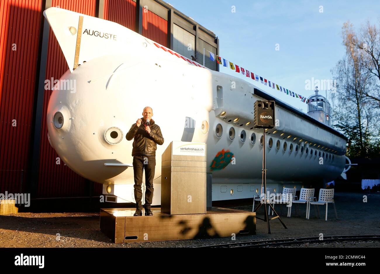 Bertrand Piccard spricht, wie er vor der u-Boot-Mesoscaphe PX-8 "Auguste  Piccard" errichtet von seinem Vater Jacques Piccard am Verkehrsmuseum  Verkehrshaus der Schweiz in Luzern 30. Oktober 2014 steht. Der PX-8 war der