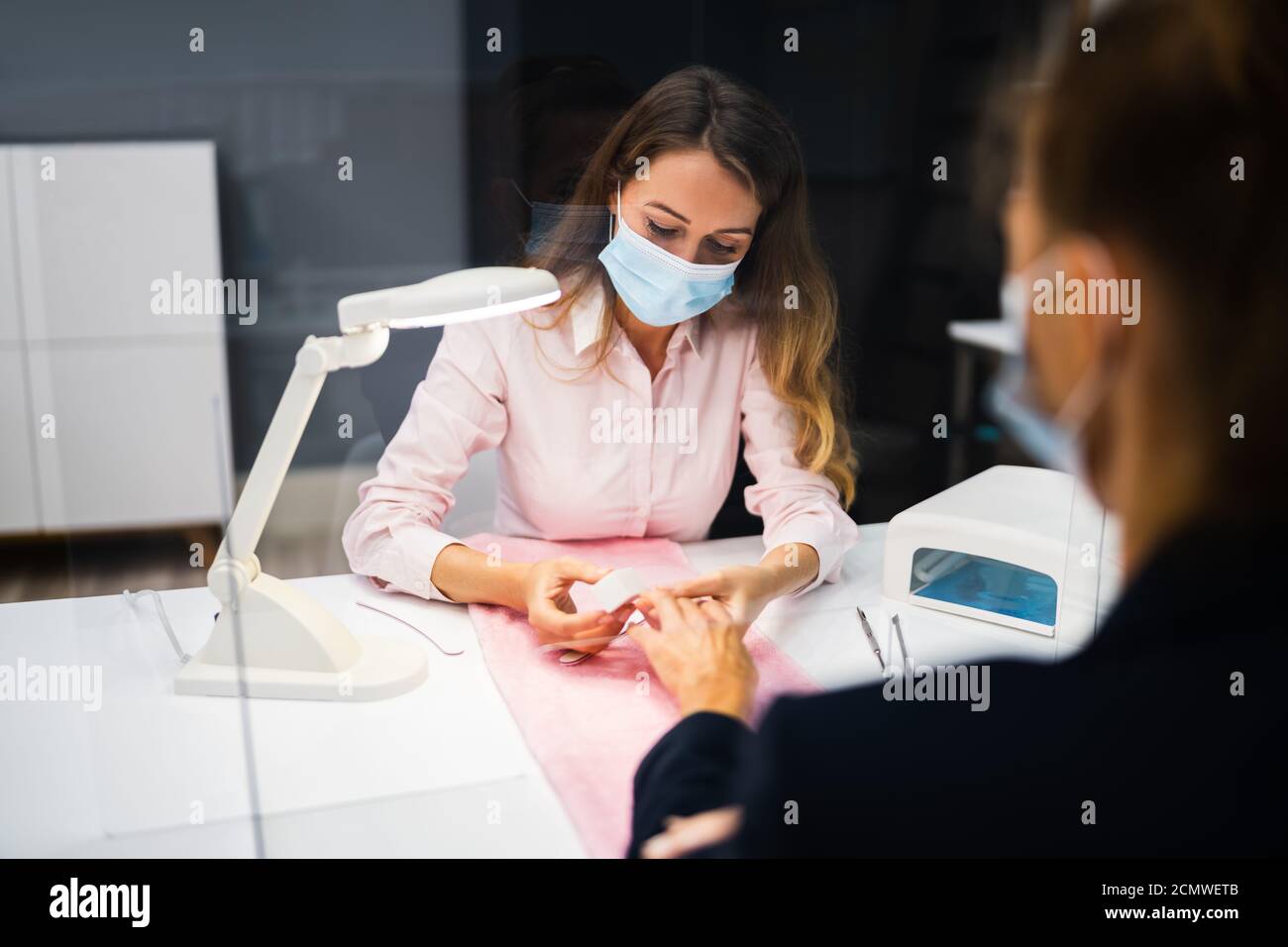 Nägel Reinigung Pflege Und Maniküre Service Mit Gesichtsmasken Stockfoto