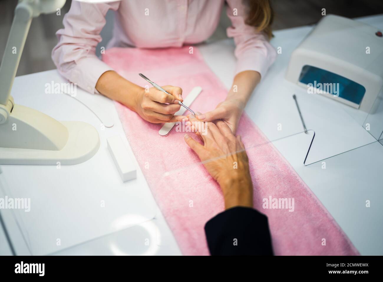 Nägel Reinigung Pflege Und Maniküre Service Mit Sozialer Distanzierung Stockfoto