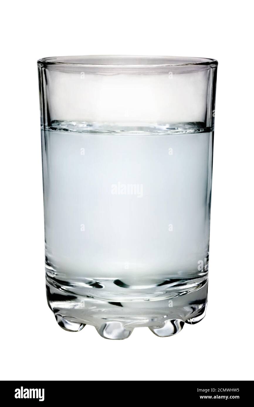 Glas gefüllt mit Wasser isoliert auf weißem Hintergrund Stockfoto
