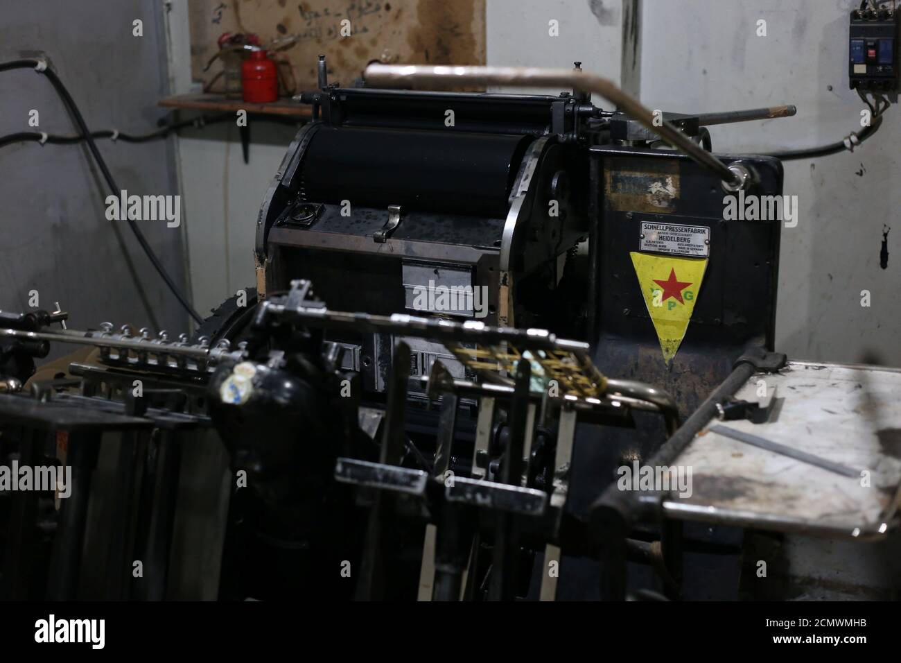 Ein Logo der Kurdischen Volksschutzeinheiten (YPG) ist auf einer Maschine in einer Druckerei in Qamischli, Syrien, am 6. März 2019 zu sehen. Bild aufgenommen am 6. März 2019. REUTERS/Issam Abdallah Stockfoto