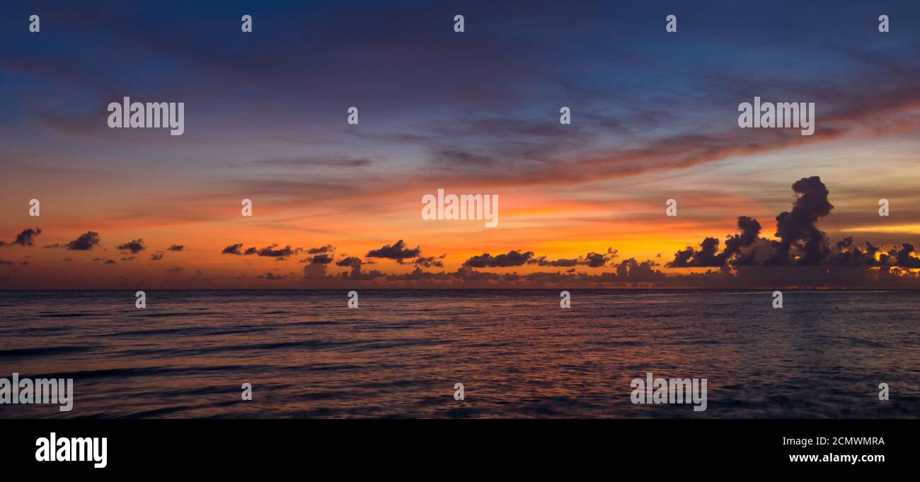 Sun Sea tropischen Sonnenuntergang Blick auf den Pier in der Karibik Stockfoto